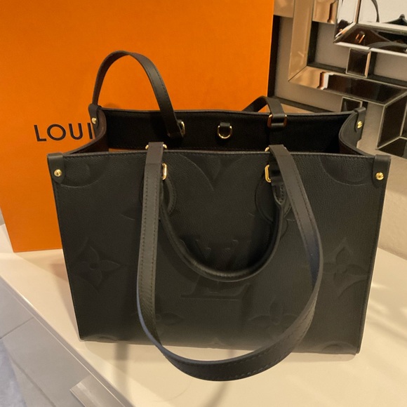 Louis Vuitton M45595
Onthego MM black handbag - Picture 3 of 12